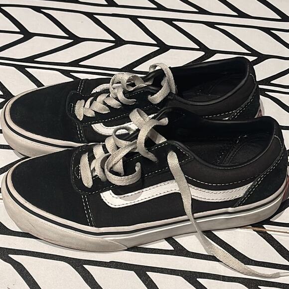 Kids Vans Classic black/white low top tie sneaker in size Youth 3 - Picture 2 of 6